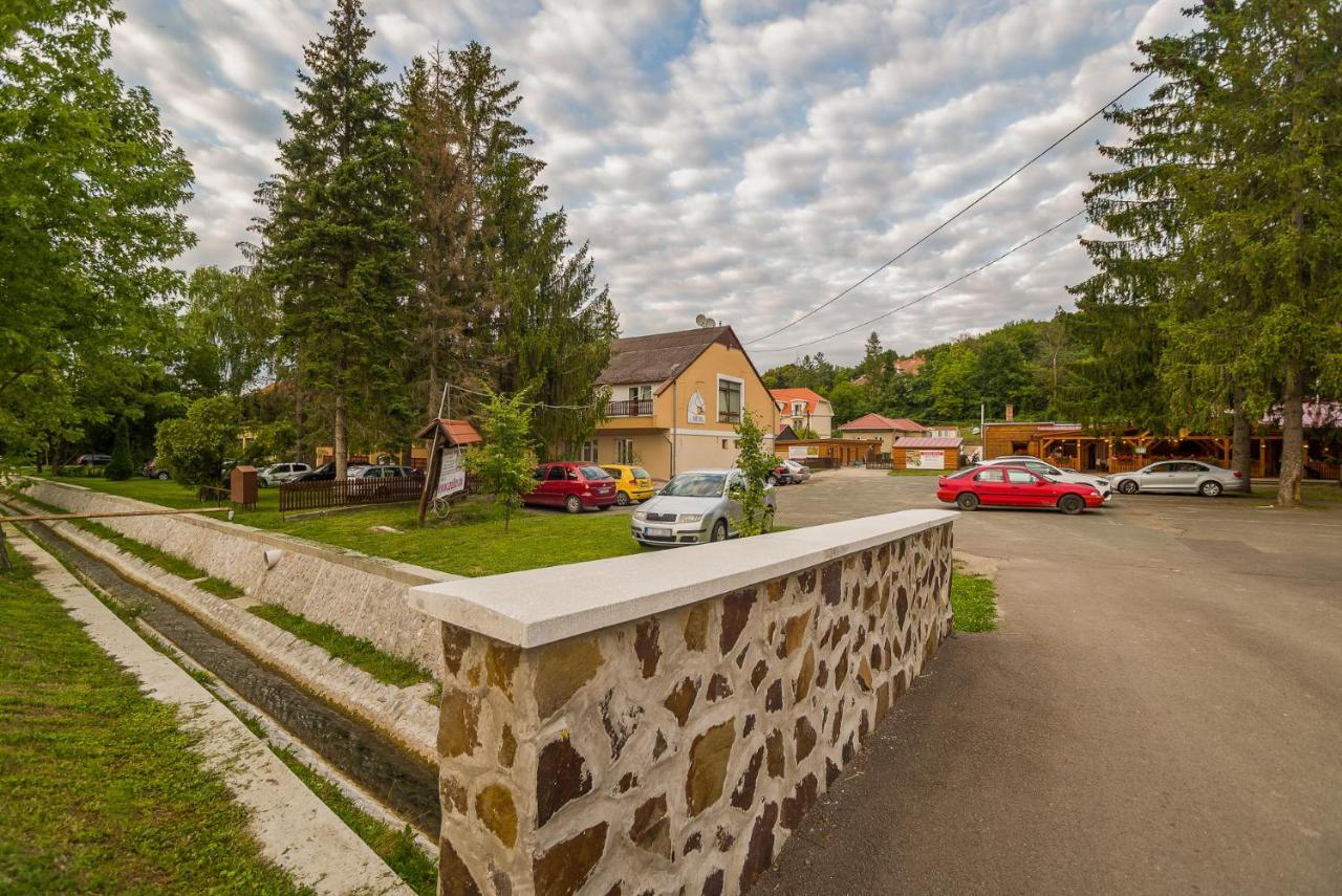 Lipicai Hotel Es Etterem Szilvasvarad Luaran gambar